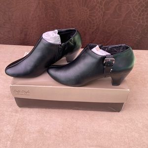 SoftStyle Hush Puppies Black Zip up Ankle Boot